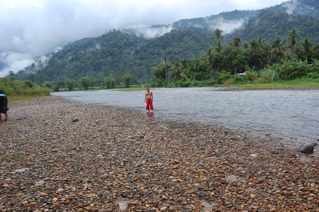 Sungai tempat warga melakukan kegiatan menyuci pakaian.